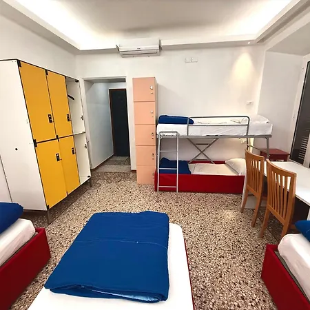 Legend R.g. Hostel *