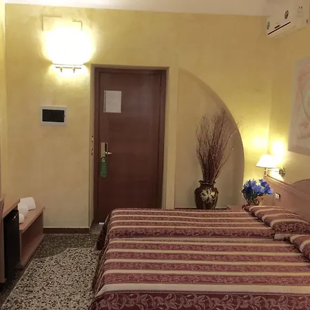 Hostal Legend R.g.