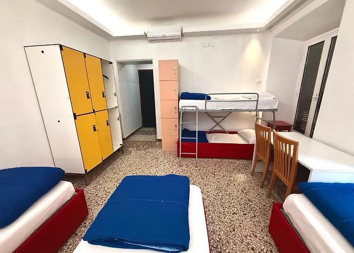 Legend R.g. Hostel *