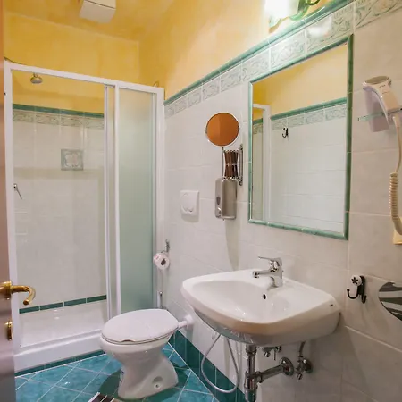 Legend R.g. Hostel *